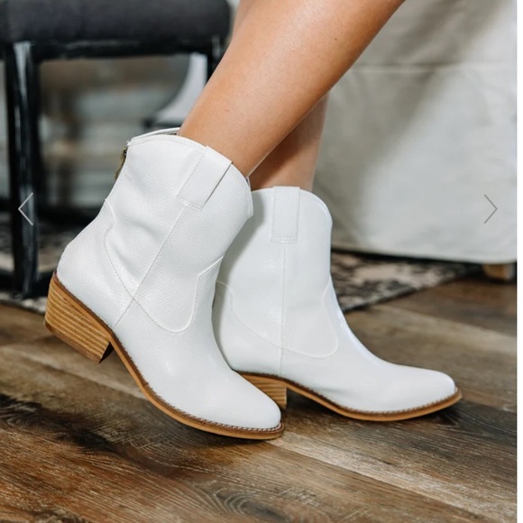 *HP 👢⭐️⭐️ White western booties NWOT - Picture 1 of 3